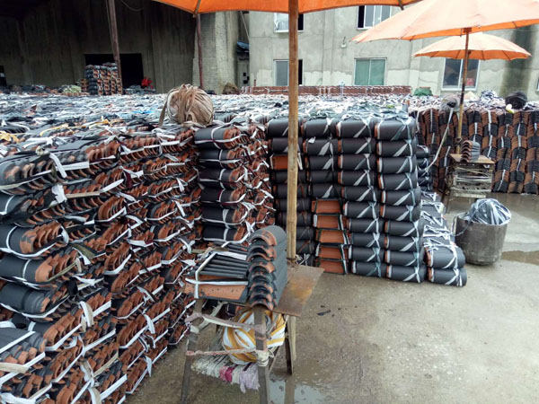 工廠堆放的筒瓦